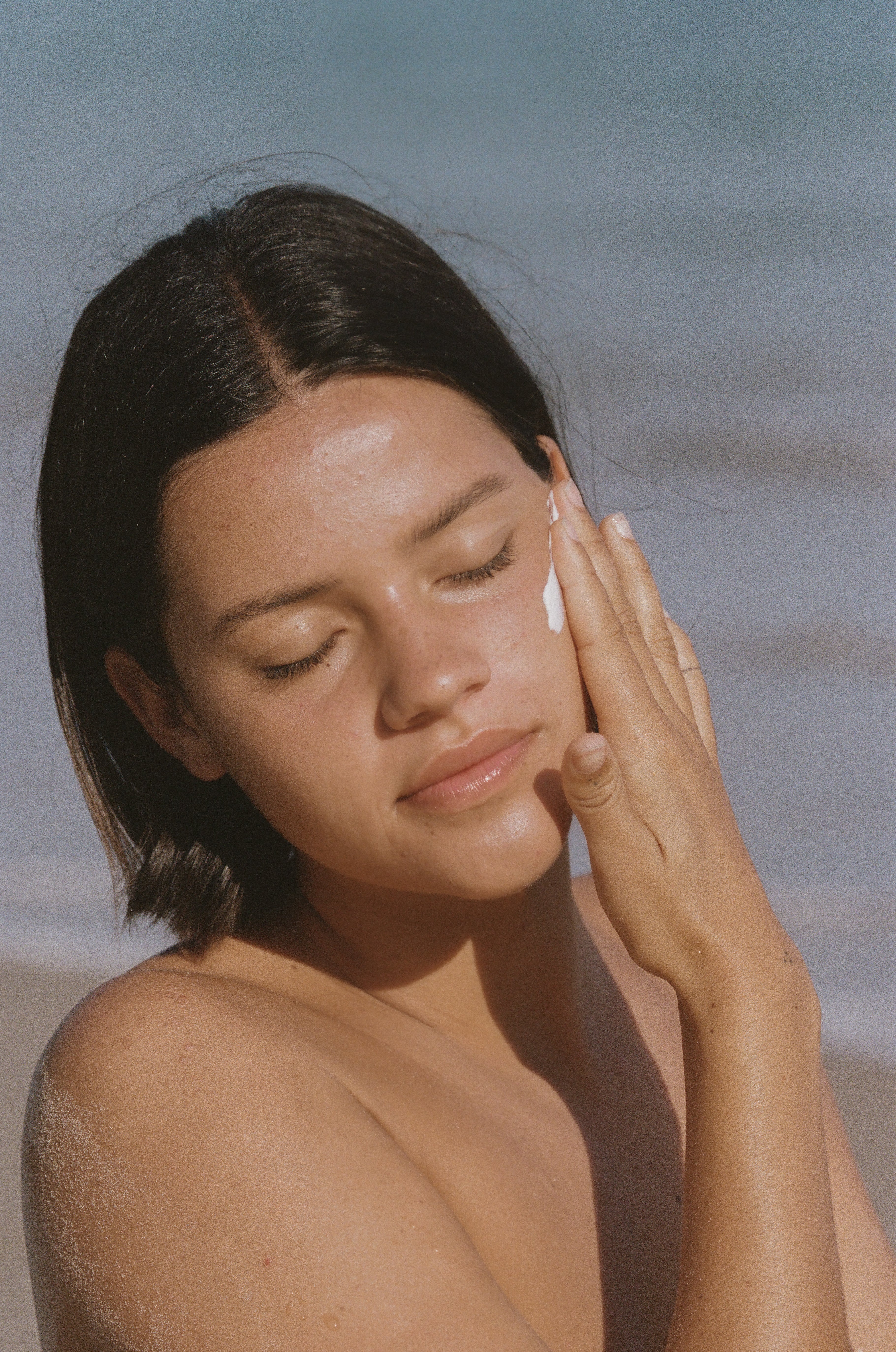 Tips for a safe Sun season: how to choose and use sunscreen